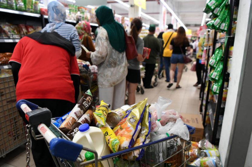Si Tua Hanya Mampu Memandang Sayu, Rak Makanan Kosong Angkara ‘Panic Buying’