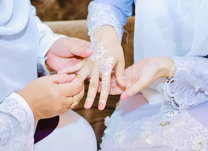 Tak Dedahkan Wajah Tunang Hingga Hari Nikah, Joy Revfa Risau Ada Yang Menganggu