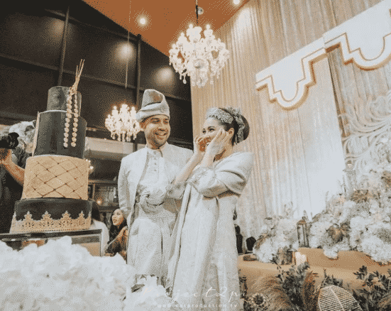 Langsung Malam Berinai Lepas Dah Halal, Busana Klasik Emma & Suami Memukau Jiwa