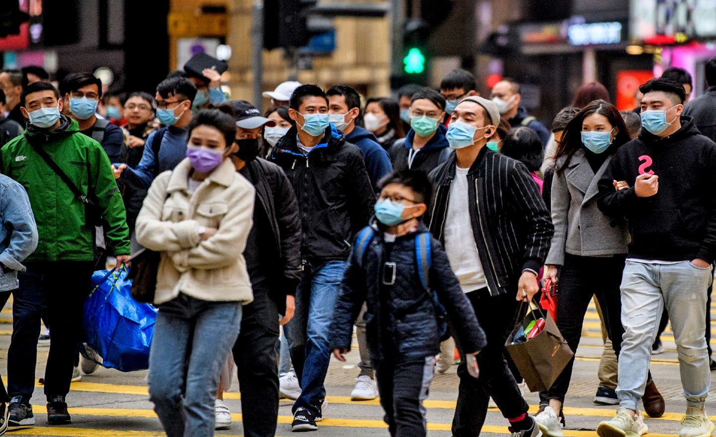 Gara-gara Takut Dijangkiti Koronavirus, Rakyat China Perkenal Cara ‘Salam’ Baru