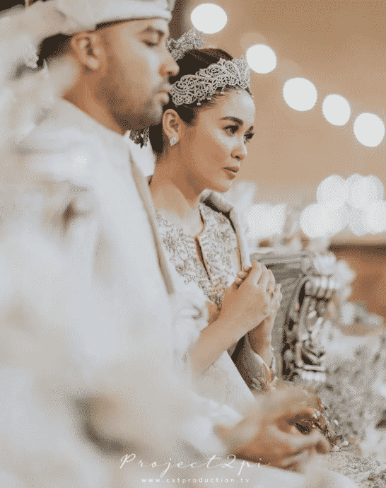 Langsung Malam Berinai Lepas Dah Halal, Busana Klasik Emma & Suami Memukau Jiwa
