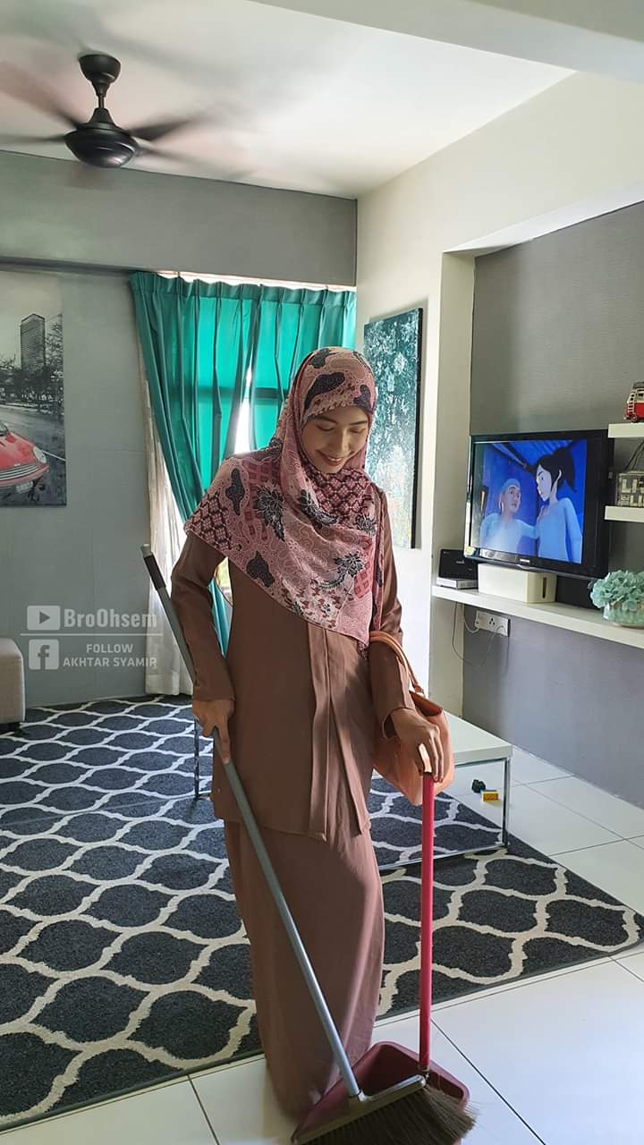 Suami Terkejut Isteri Berkebaya Dalam Rumah,Pegang Beg Dah 