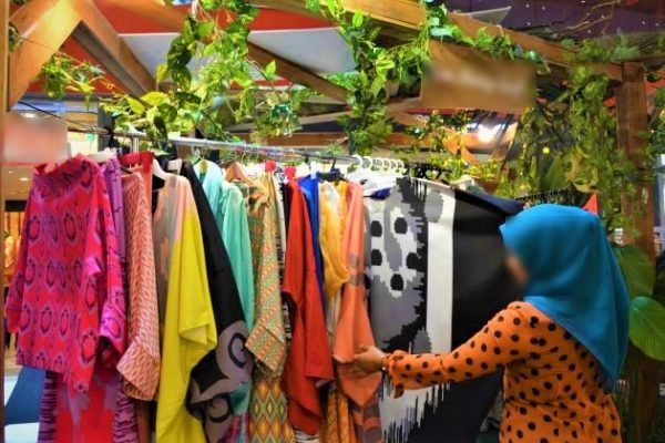 Tak Mustahil Muncul Kluster Shopping Raya, Rakyat Disaran Guna Baju Lama Saja 11