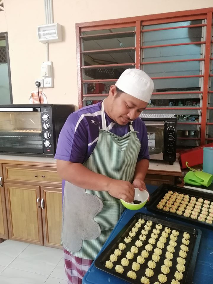 [FOTO] Viral Encik Suami ‘Berhempas’ Masak Kat Dapur, 1001 Gaya Lawak Dibuatnya