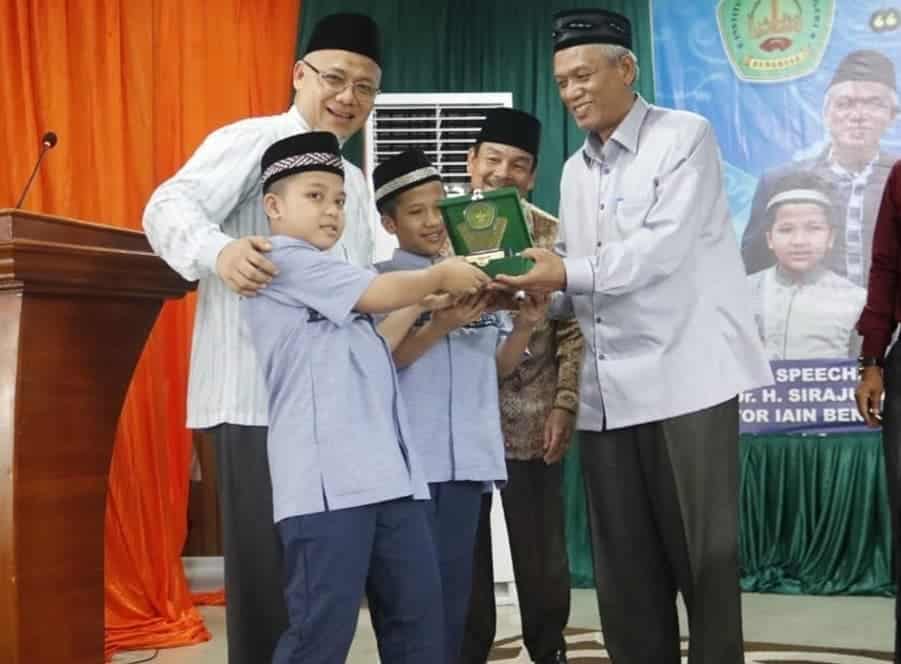 Anak Yatim Digelar ‘Google’ Al-Quran, Dengar Saja Dah Tahu Halaman & Baris Ayat