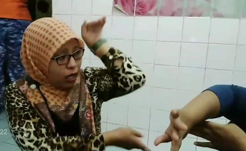[VIDEO] Sempat 'Ruqyah' & Tibai Orang Sebelah, Aksi Melatah Wanita Bikin Tawa 3
