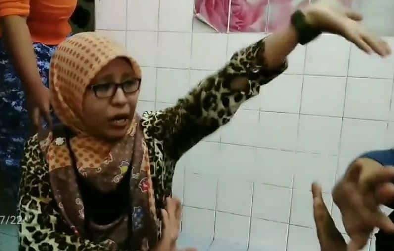 [VIDEO] Sempat 'Ruqyah' & Tibai Orang Sebelah, Aksi Melatah Wanita Bikin Tawa 2
