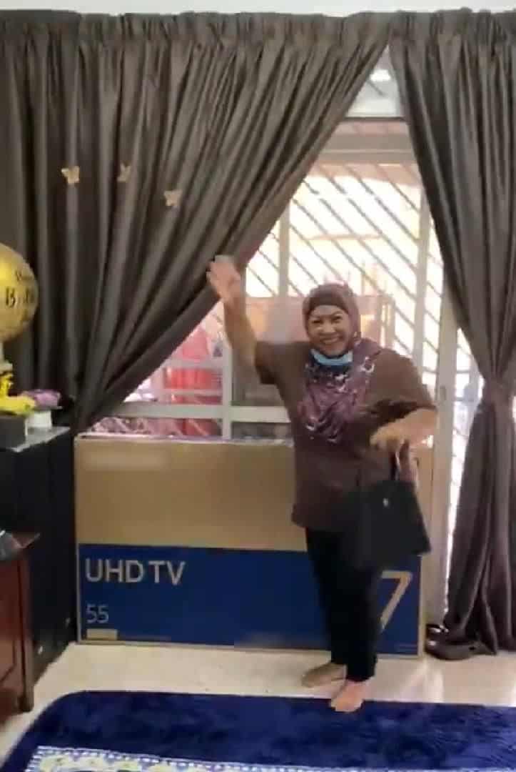 Anak Hadiahkan Surprise TV ‘Sebesar Alam’, Tak Sangka Ini Pula Reaksi Si Ibu..