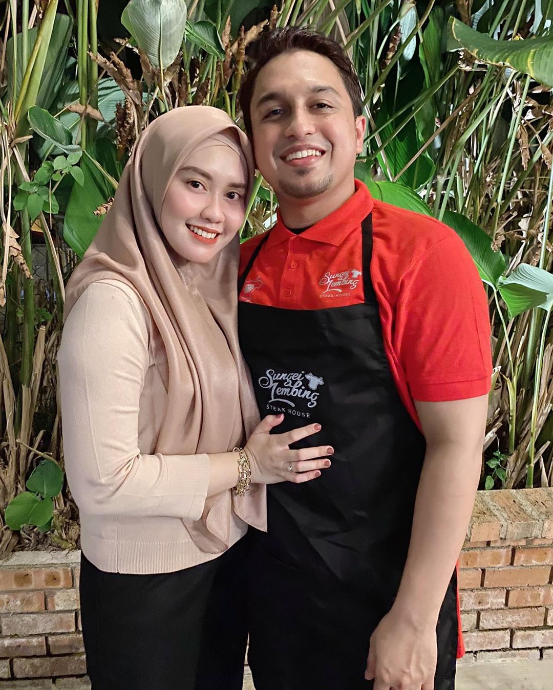 [VIDEO] Isteri Tak Keruan Dapat Surprise Masa Jauh Bercuti- “Waiter Tu Suamiku”