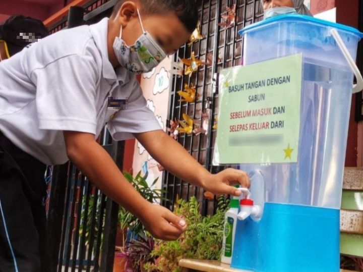 Ulang Pakai Sampai Berdaki, Cikgu Sebak Tengok Mask Pelajar Siap Berjahit Lagi