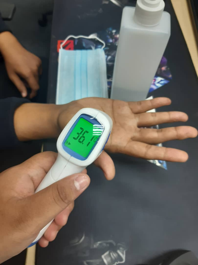 Bagi Dahi Tak Dilayan, Lelaki Tergamam Penjaga Mall Paksa Scan Suhu Di Tangan