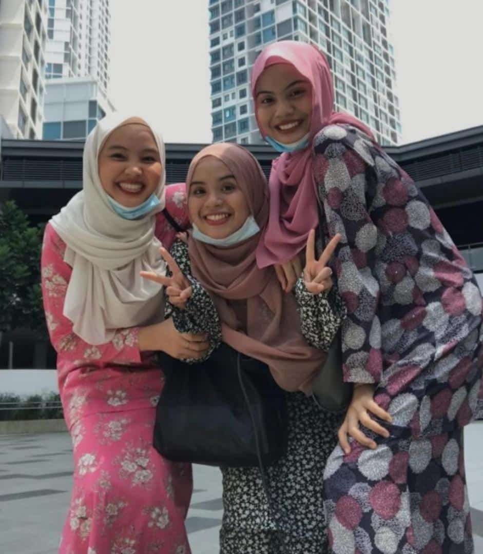 Baru Semangat Main Pakai Baju Kurung, Gadis Terlentang Waktu Lempar Bola Di Trek Bowling