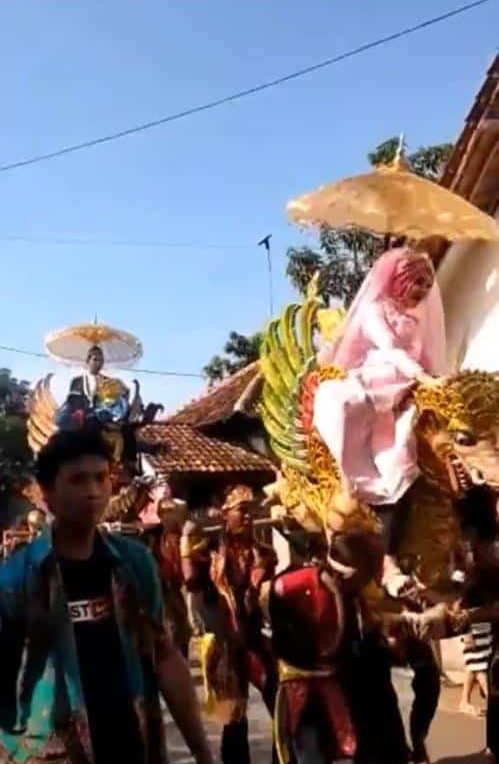 Pengantin Perempuan Jatuh Tandu Tak Sempat Sanding, Reaksi Suami Jadi Tumpuan