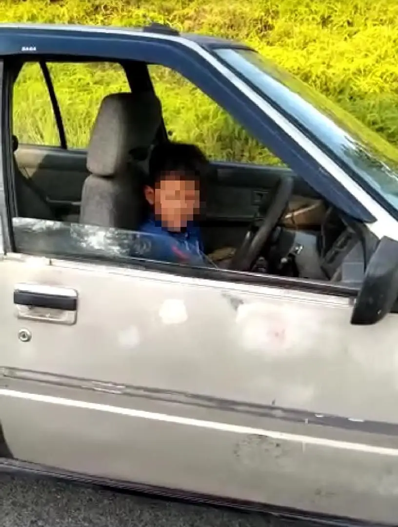 [VIDEO] ‘Selamba’ Bawa Kereta Ronda Kampung, Budak Darjah 3 Kini Diburu Polis