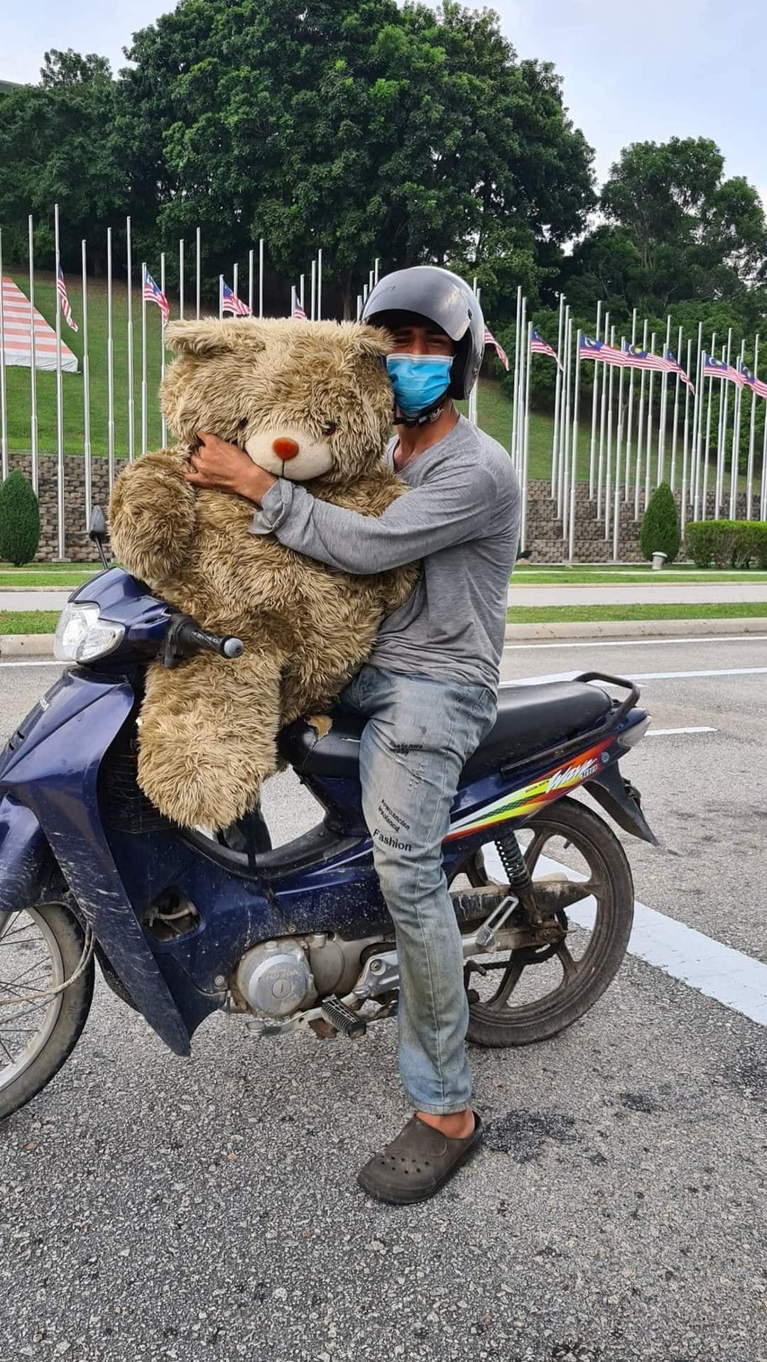 Pengorbanan Tak Ternilai, Bapa Nekad Kutip Teddy Bear Di Tong Sampah Demi Anak 6