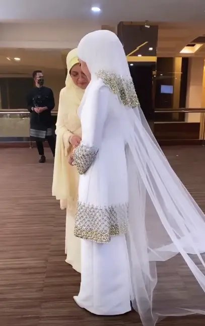 Ramai Akan Demand Design Sama, Baju Nikah Kurung Pahang Mira Filzah Jadi Bualan