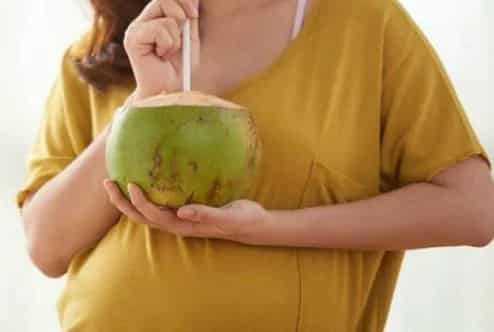 6 Manfaat Air Kelapa Hijau Untuk Ibu Hamil Popmama Com