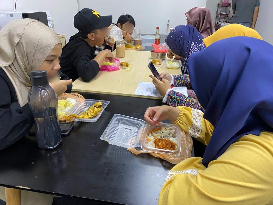 Skandal Di Pejabat Tanpa Sedar, Hanyut Sehingga Lupa Status Sebagai Isteri 3 Skandal Di Pejabat Tanpa Sedar, Hanyut Sehingga Lupa Status Sebagai Isteri 3