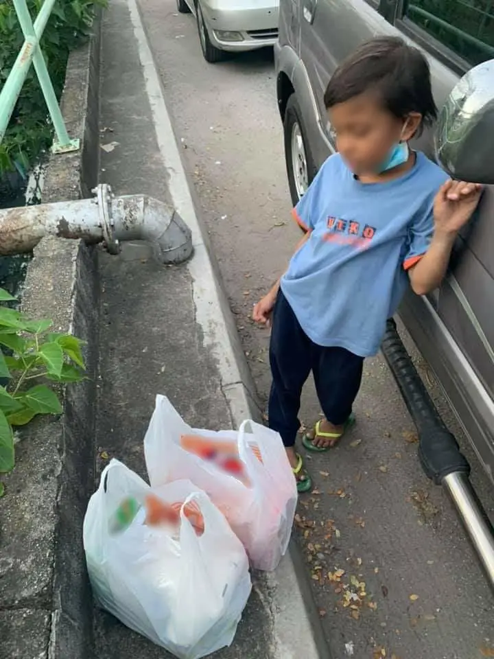 Mak Pergi Cari Tin, Budak Tunggu Tepi Jalan Minta RM5 Nak Beli Nasi Goreng