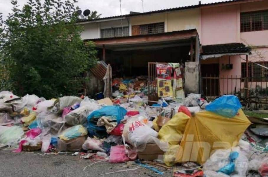 10 Tahun Hidup Dalam Timbunan Sampah, Cikgu Pencen Tak Terurus Ditinggal 3 Anak 5 10 Tahun Hidup Dalam Timbunan Sampah, Cikgu Pencen Tak Terurus Ditinggal 3 Anak 5