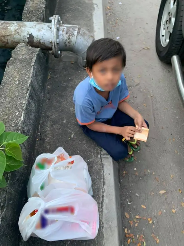 Mak Pergi Cari Tin, Budak Tunggu Tepi Jalan Minta RM5 Nak Beli Nasi Goreng