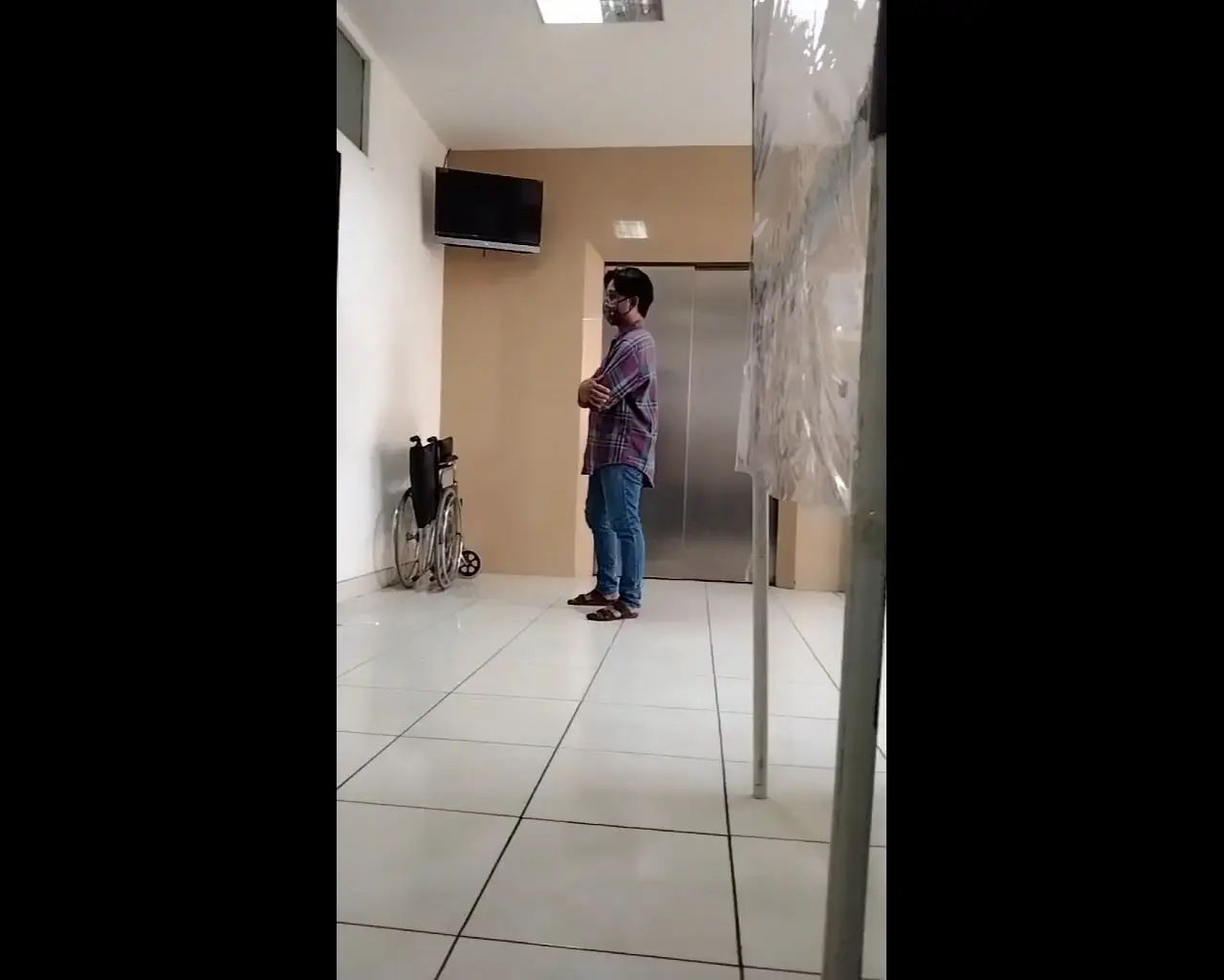 [VIDEO] Tak Dapat Masuk Sebab SOP, Lelaki Menangis Tunggu Isteri Bersalin