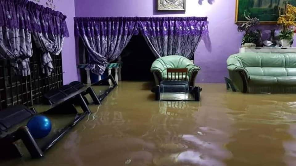 Pertama Kali Rumah Dilanda Banjir, Bayi Terjatuh & Tenggelam 30 Saat Dalam Air 3
