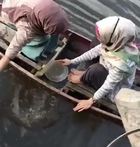 [VIDEO] Beria Dayung Nak Angkut Member, Gadis Malu Teruk Sampan Tiba-Tiba Karam