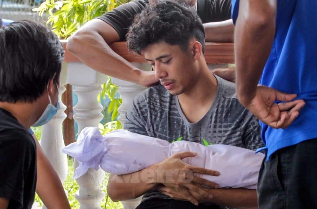 Sebak, Isteri Syafiq Ahmad Sempat Belai & Kucup Bayi Syurga Buat Kali Terakhir 2 Sebak, Isteri Syafiq Ahmad Sempat Belai & Kucup Bayi Syurga Buat Kali Terakhir 2