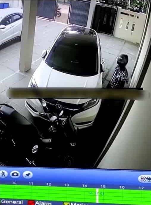 [VIDEO] Putih Mata Curi Motor Mahal, Pencuri Acah 'Sopan' Tutup Balik Pagar 2
