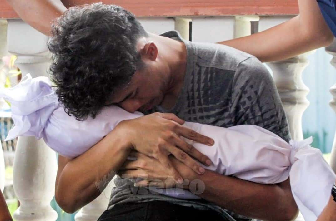 Sebak, Isteri Syafiq Ahmad Sempat Belai & Kucup Bayi Syurga Buat Kali Terakhir 3 Sebak, Isteri Syafiq Ahmad Sempat Belai & Kucup Bayi Syurga Buat Kali Terakhir 3