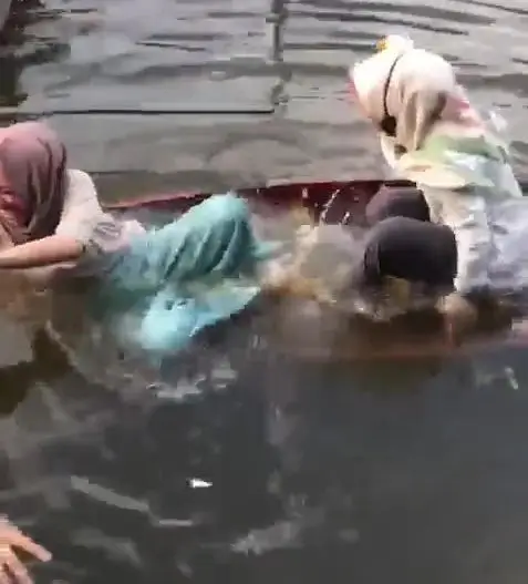 [VIDEO] Beria Dayung Nak Angkut Member, Gadis Malu Teruk Sampan Tiba-Tiba Karam