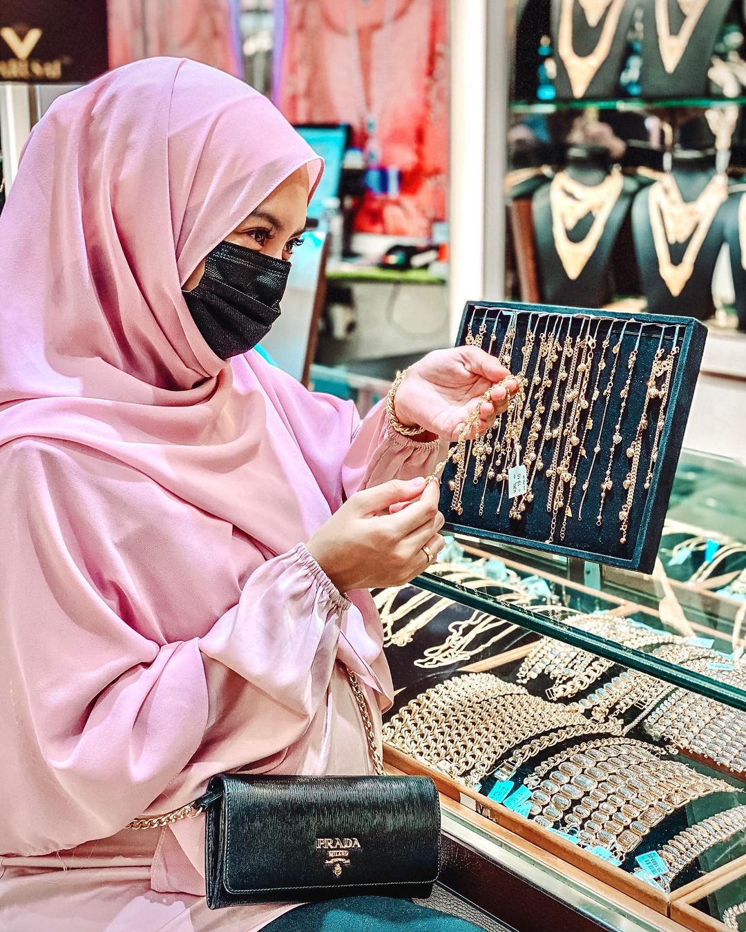 Penangan Mengidam Emas, Mawar Manjakan Diri Shopping Untuk ...