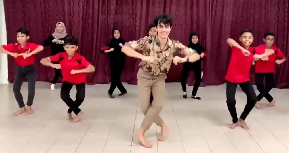 [VIDEO] Cikgu Tunjuk Skil Joget ‘Ayam Didik’, Tak Sangka Ramai Nak Join Sekaki