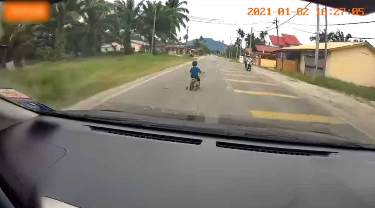 [VIDEO] Budak Meluru Kayuh Masuk Jalan Changkat Jering, Nasib Baik Sempat Brek