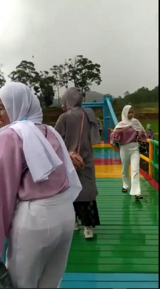 [VIDEO] Selisih Orang Lain Pakai Baju Sama, Gadis Cancel OOTD Pantas Menyorok