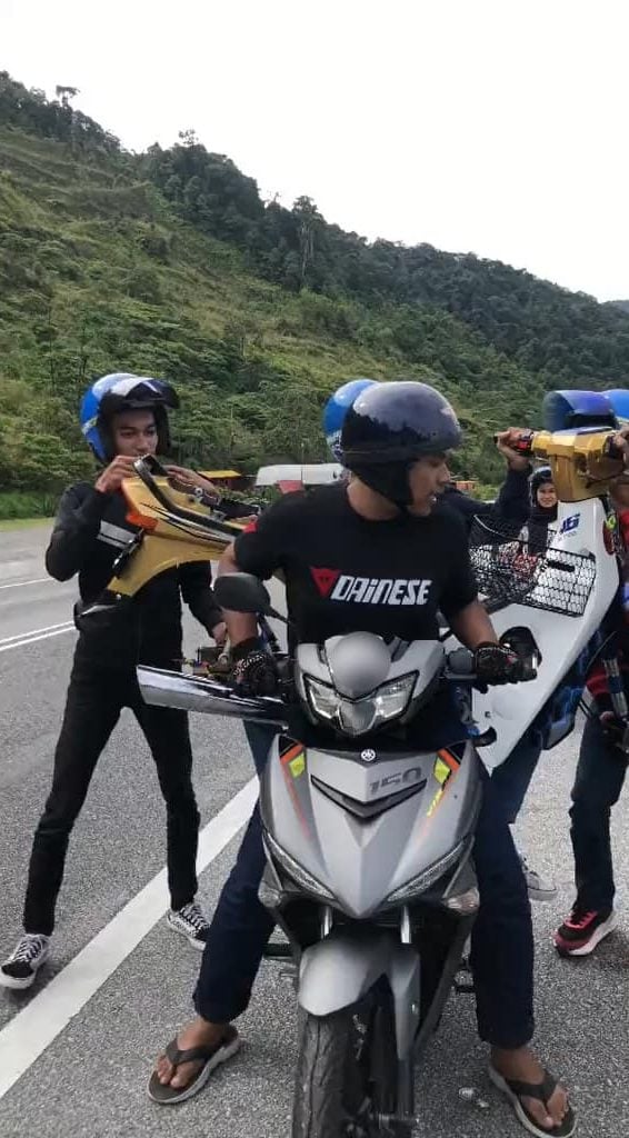 [VIDEO] Rosak Di Highway Cameron, Member Gigih Tolong Usung ‘Motor Atas Motor’