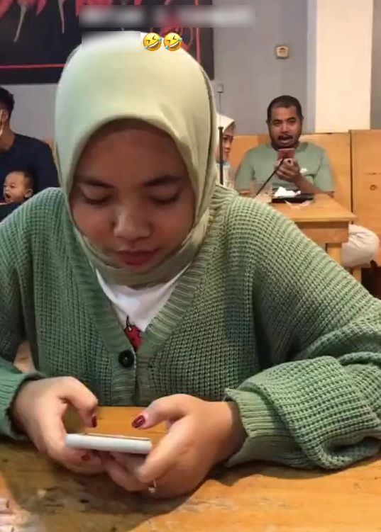 Tak Habis Malu Di Kafe, Gadis Jumpa Pula Kembar Pakai Cardigan Sama Naik Motor