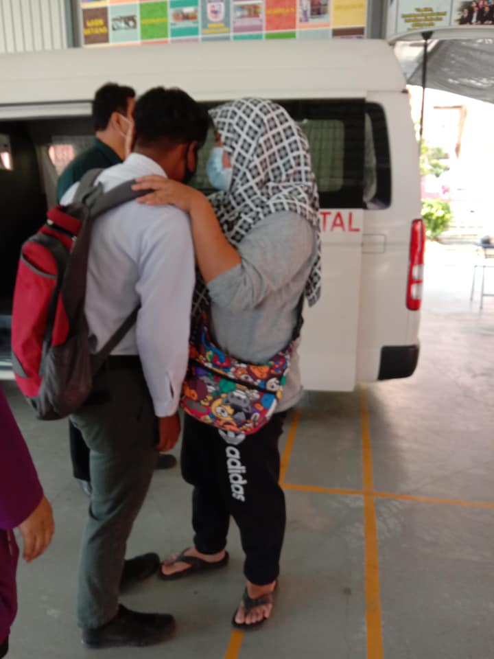 Baru Masuk Hari Ketiga SPM, Pelajar Terduduk Jasad Kaku Ayah Tiba Di Sekolah