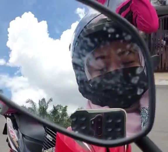 Vendor Buat 'Naya' Tak Bungkus Rapi, Akak Rider Sedih Habis Lencun Air