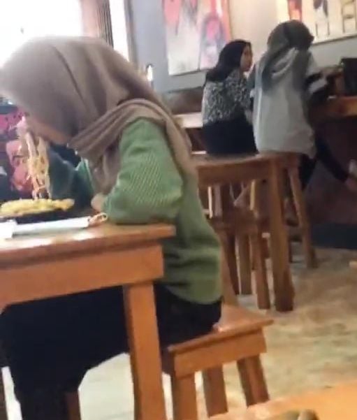 Tak Habis Malu Di Kafe, Gadis Jumpa Pula Kembar Pakai Cardigan Sama Naik Motor