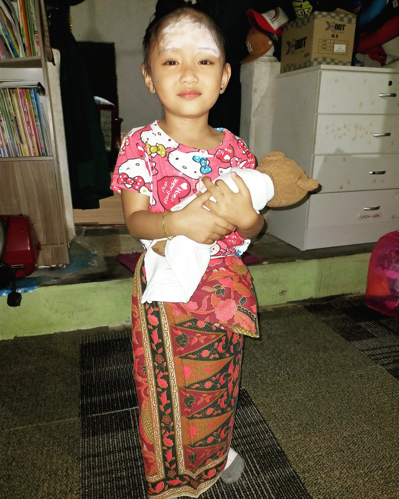 “Macam Mama Tak?”- Si Cilik Tiru Gaya Ibu Berpantang, Siap Batik & Gendong Baby