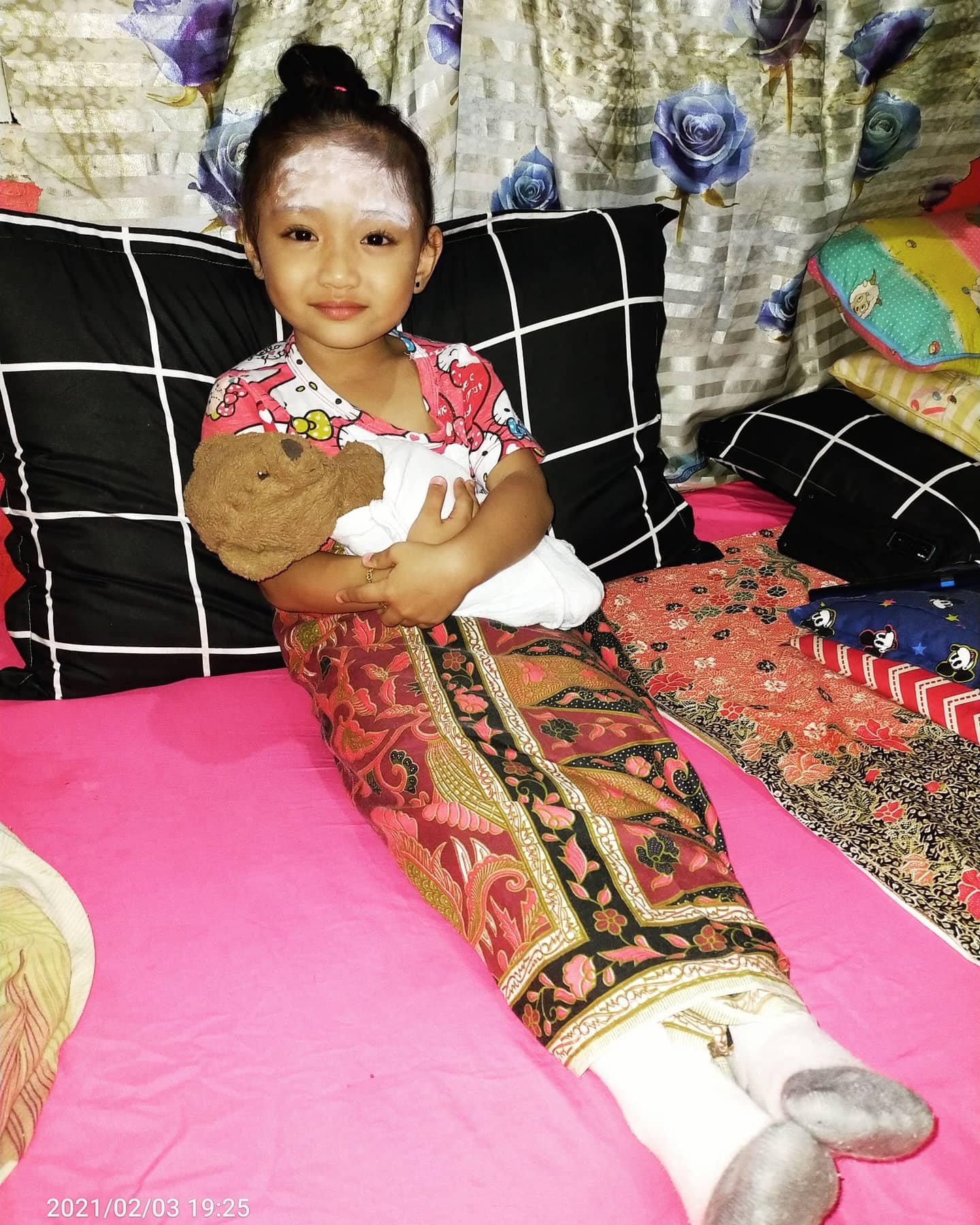 “Macam Mama Tak?”- Si Cilik Tiru Gaya Ibu Berpantang, Siap Batik & Gendong Baby