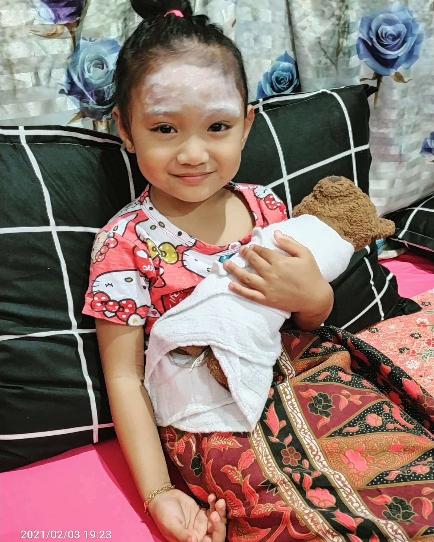 “Macam Mama Tak?”- Si Cilik Tiru Gaya Ibu Berpantang, Siap Batik & Gendong Baby