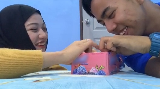 [VIDEO] Sorok Pregnancy Test Di Kotak Tisu, Suami Tak Henti Belai Muka Isteri