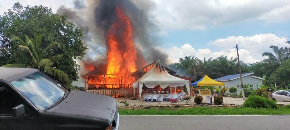 [VIDEO] Majlis Tunang Bertukar Tragedi- "Ya Allah Tengah Makeup Rumah Terbakar" 2