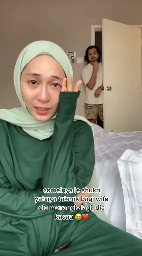 [VIDEO] Isteri Nangis Di Live IG, Shukri Yahaya Berpura Tercegat Di Pintu Bilik