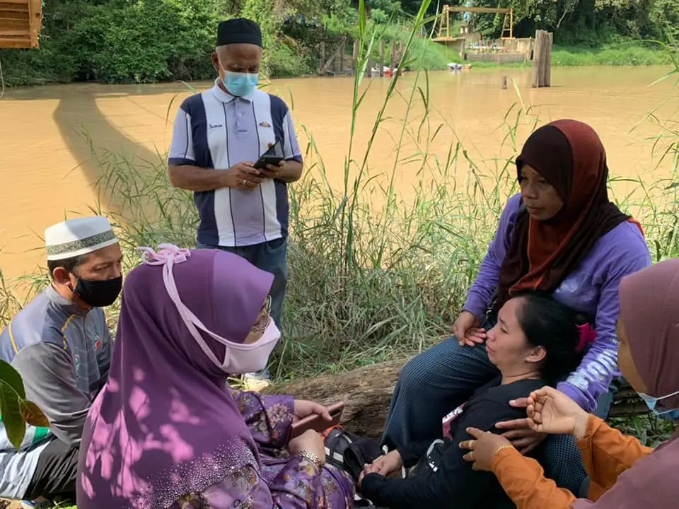 Hanya Tangisan Ibu Kedengaran, Dua Beradik Jatuh Sungai Motor Kurang Imbangan