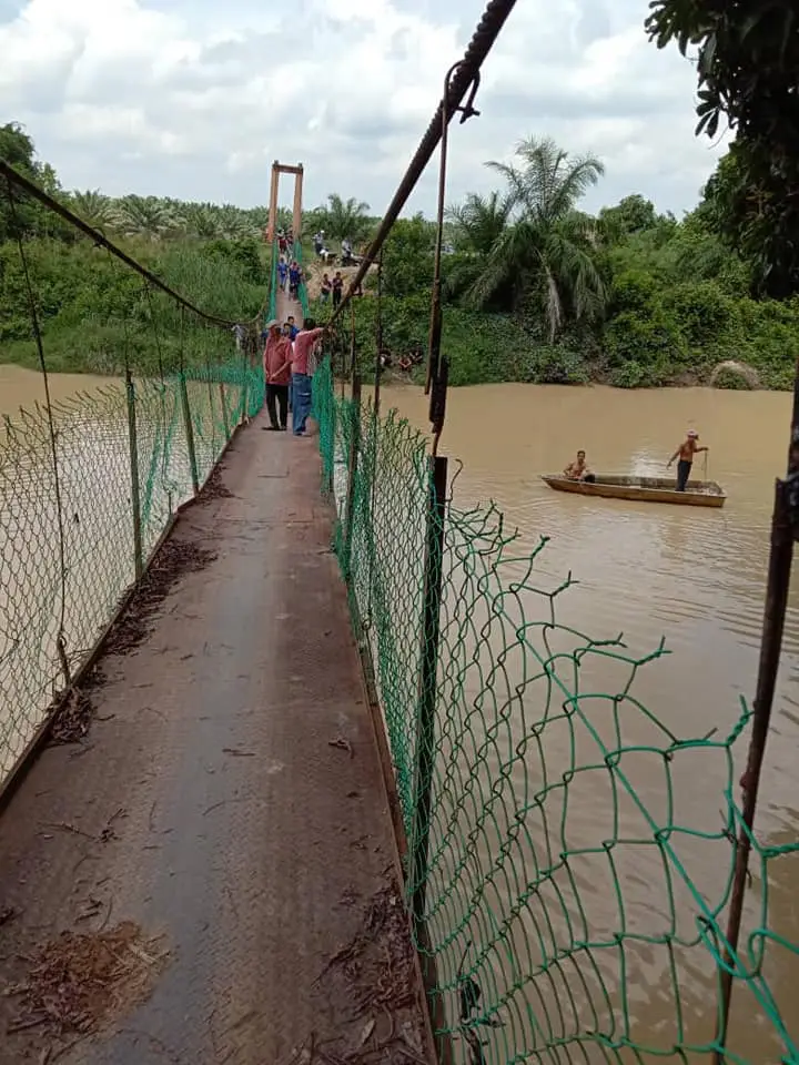 Hanya Tangisan Ibu Kedengaran, Dua Beradik Jatuh Sungai Motor Kurang Imbangan