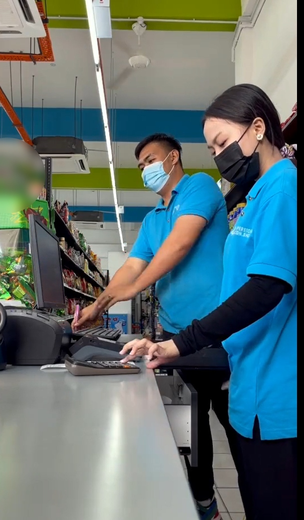 [VIDEO] Duit Kedai Short RM5000, Cashier Nangis Dah Terfikir Gaji Bakal Ditolak 2